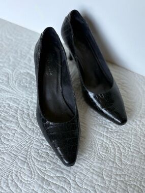 Life Stride Classic Black Croc-Embossed Pointed-Toe Pumps